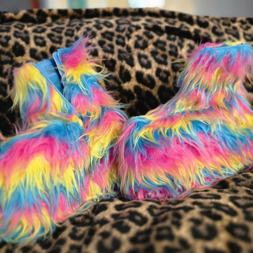 Yru Platform Furry Boot Sz8